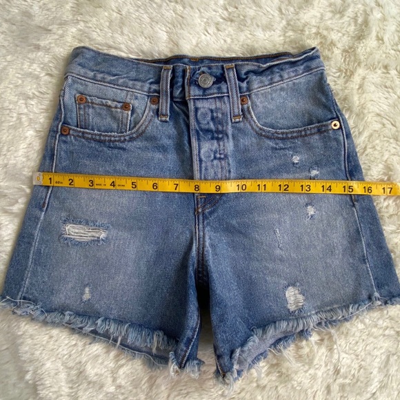 Vintage Levi’s Distressed Jean Shorts - Picture 3 of 6